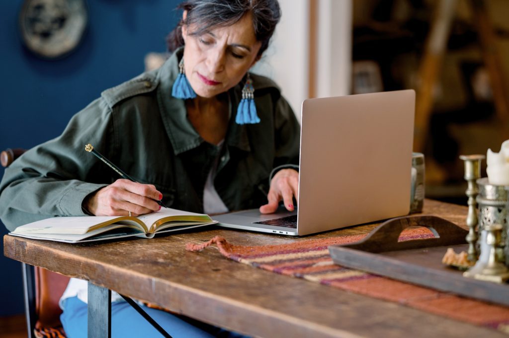 Life coach using tools and resources